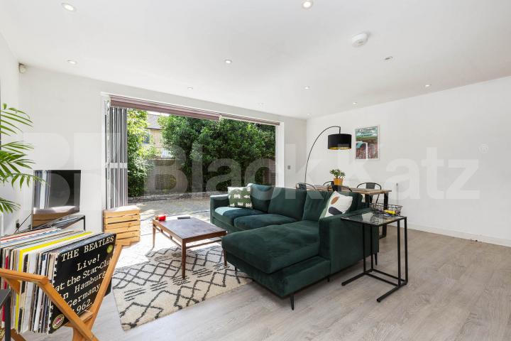 Stunning three double bedroom property with garden mins to tube Avenue Road, South Tottenham